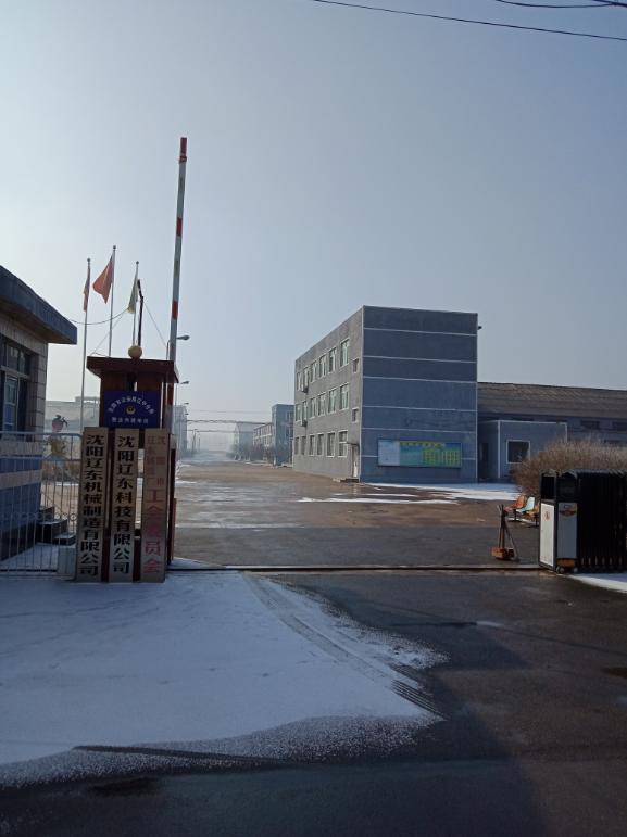 沈阳工人被“活埋”续：老板开铲车倒入砂石铁块被判15年，至少3人包庇被抓，赔偿数十万，一念之错毁全家