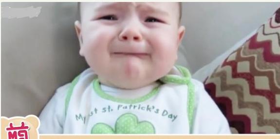 嫌弃爸爸臭脚的宝宝,宝宝脾气暴躁爸爸不甘示弱