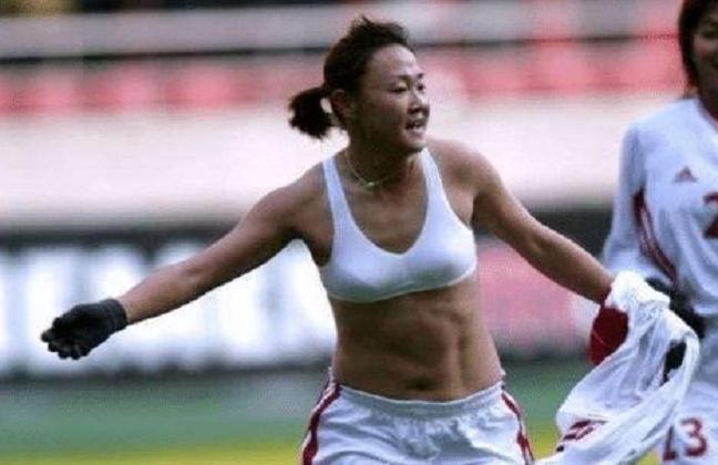 女足运动员脱衣庆祝,中国女足脱球衣庆祝