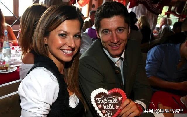 31岁足坛第1中锋第2次当爹！娇妻再产下1女，曾是空手道世界冠军