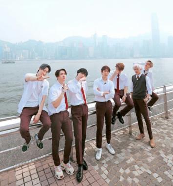 got7演唱会王嘉尔被彩带吓到,王嘉尔摸手认got7成员