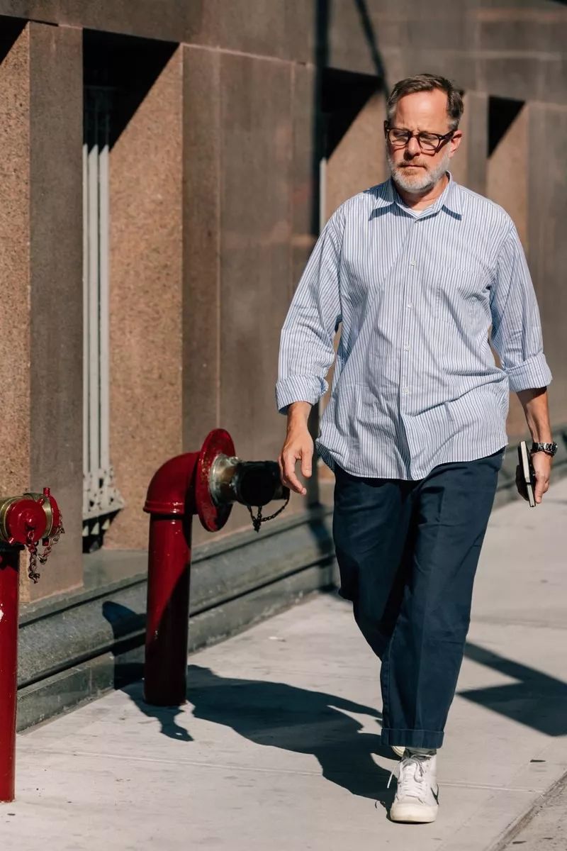 简单的衬衫穿出不同的潮流感来,衬衫怎么穿才能既时尚又舒服