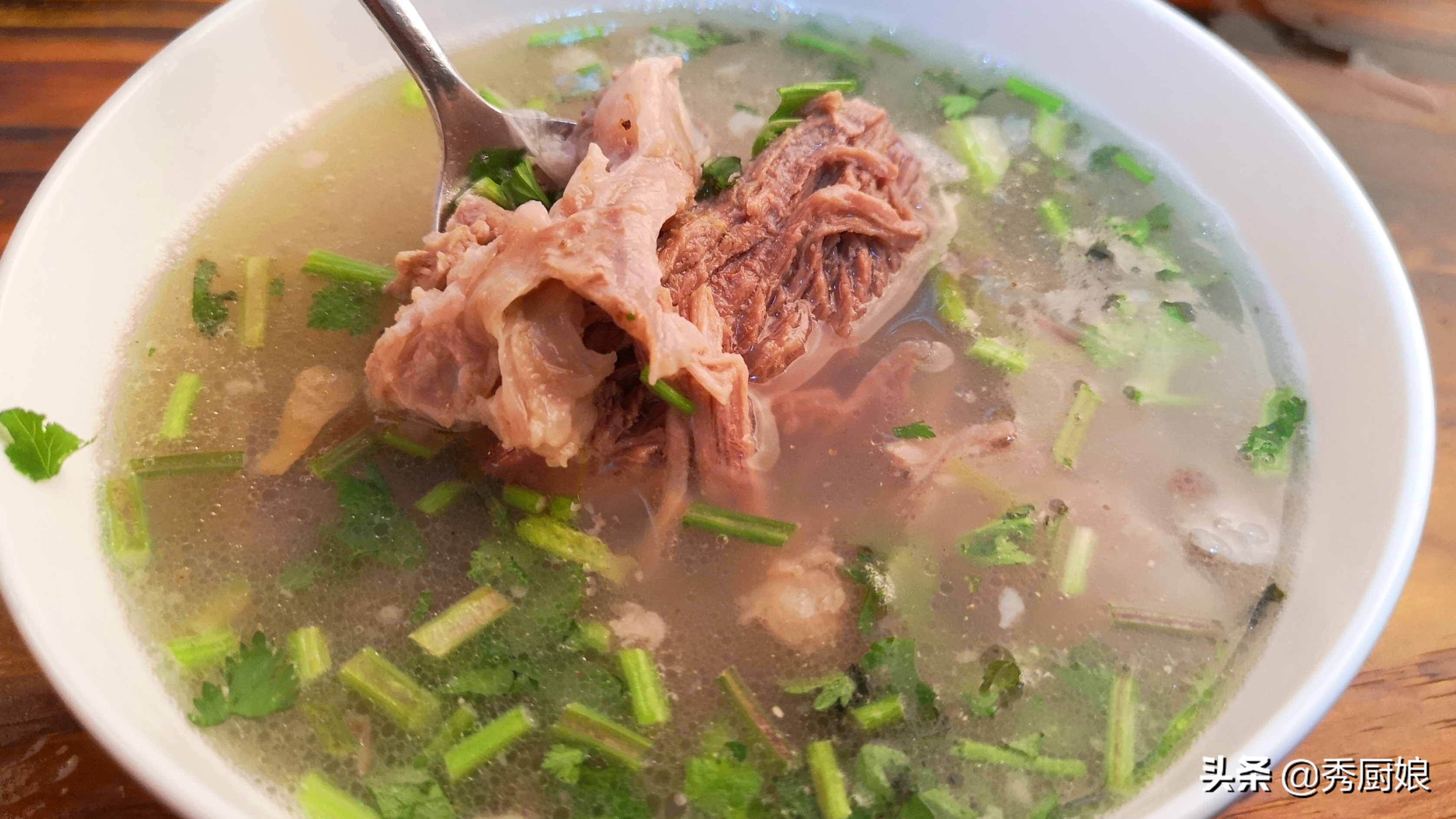 炖羊肉汤是不是先焯水啊,炖羊肉汤前要炒一下吗