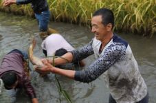 草原上的城市乌兰浩特,草原上升起不落的太阳夕阳正红