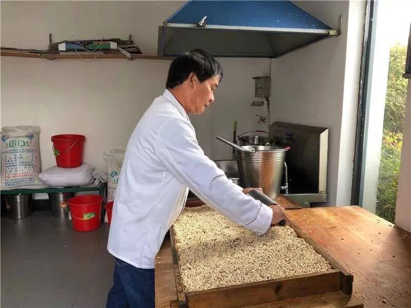 宁波这家小店的冻米糖又酥又香，老师傅做了40多年