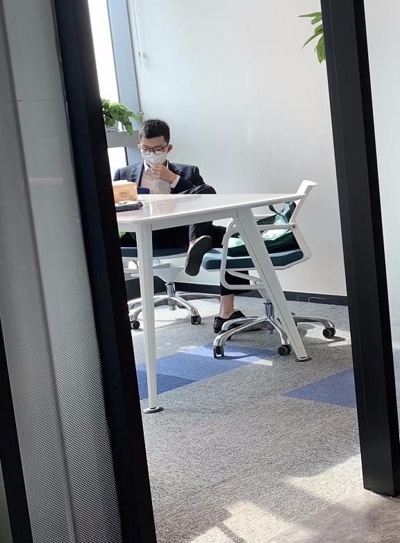 何以解忧戴口罩照片,何以解忧唯有干活流汗