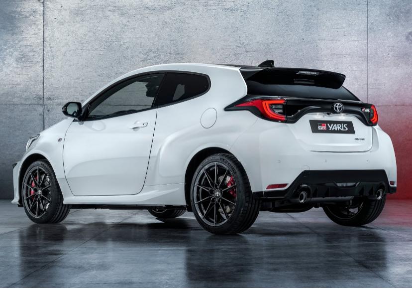 近距离看看丰田雅力士的全貌,丰田雅力士至尊版5万多公里