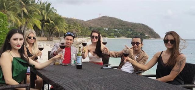 演员黄一飞罕见露面,黄一飞明星现场