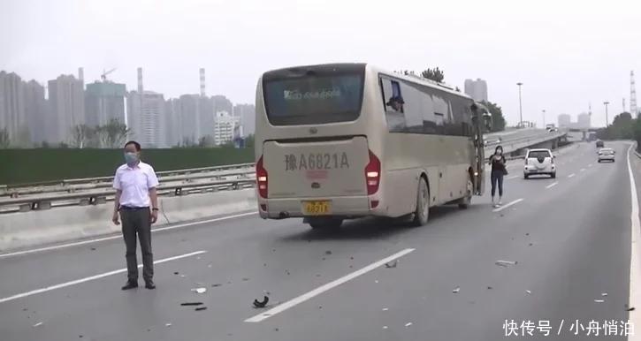 限高杆头被削掉,限高杆砸下司机躲过一劫