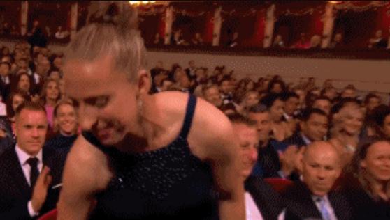 梅西当选世界足球先生亨利领奖,fifa年度颁奖典礼瓜迪奥拉梅西