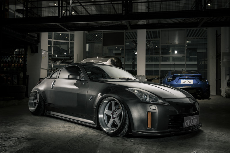 暗黑350Z邂逅冷面女郎 力量感爆棚