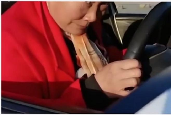 55岁大妈买1200万豪车，男销售弯腰相迎，全程微笑服务