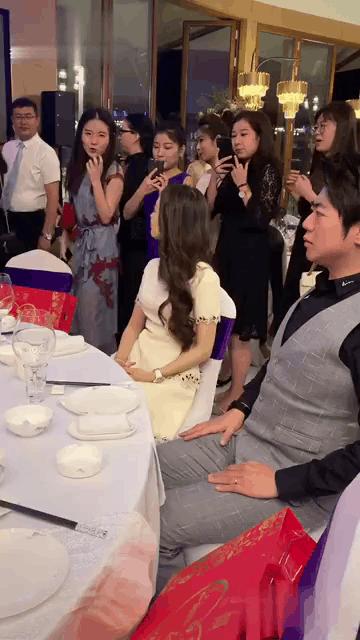 郎朗携爱妻出席活动大秀恩爱,郎朗与娇妻新婚后合体登台表演