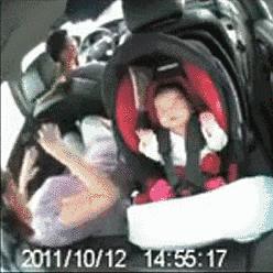 “熊爸爸”又来了！高清监控显示，正驾驶位与副驾驶位都叠着一大一小两个人头？！