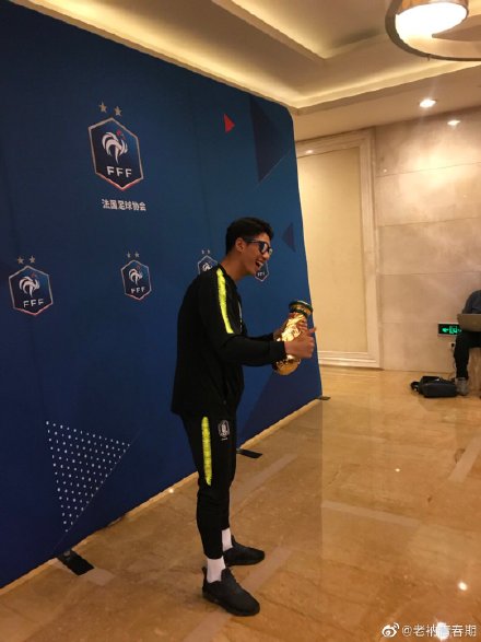 倒戈鼓励韩国人踩奖杯国人体育精神将毁于盲目自我批判