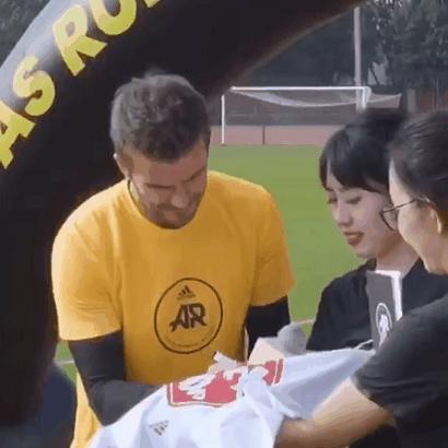 和贝克汉姆在球场上正面交锋,和贝克汉姆踢球是什么体验