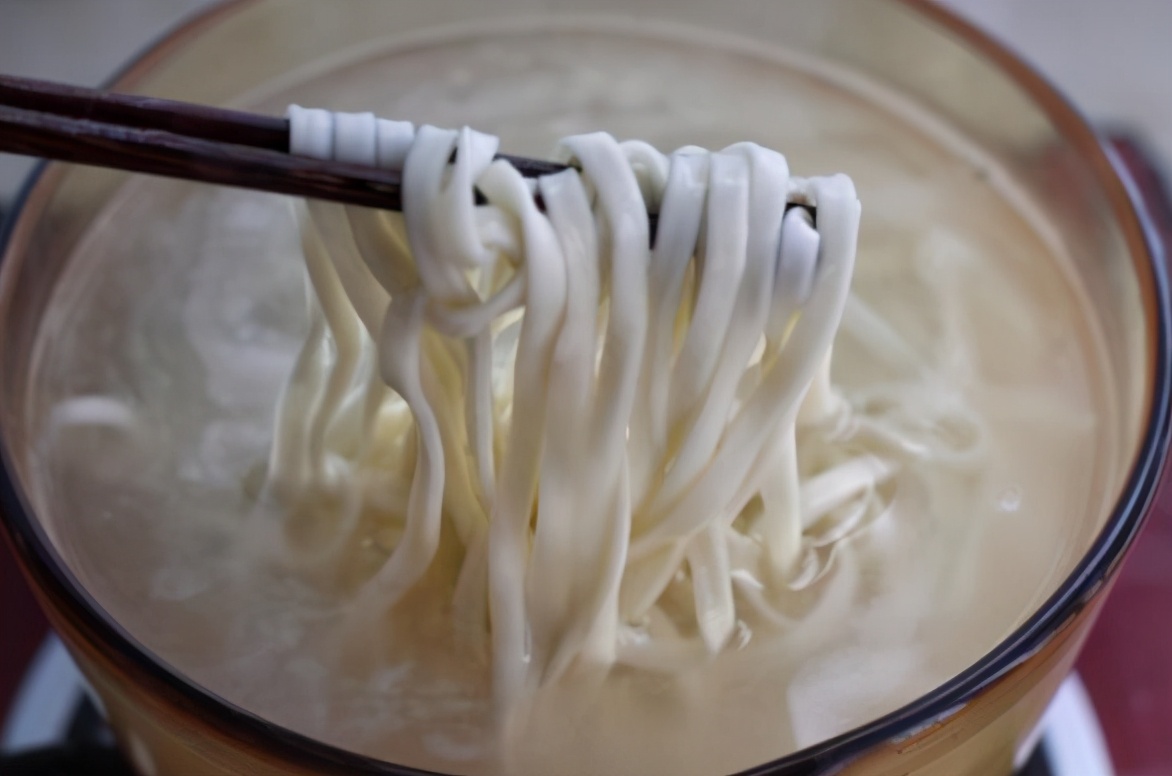 煮面条筋道的绝密配方,面馆老板制作鲜面条的视频