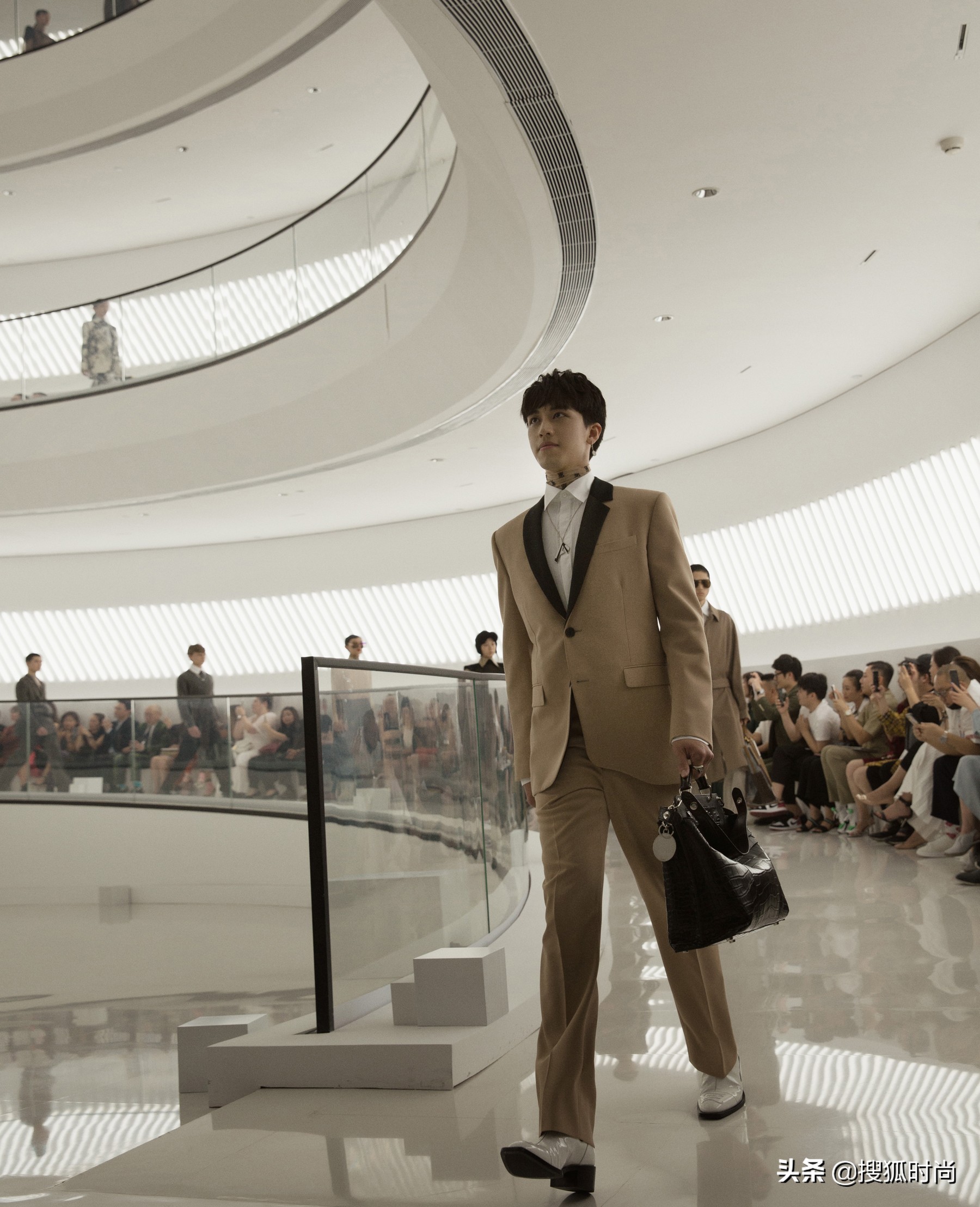 蔡徐坤时尚事件,蔡徐坤蕾哈娜