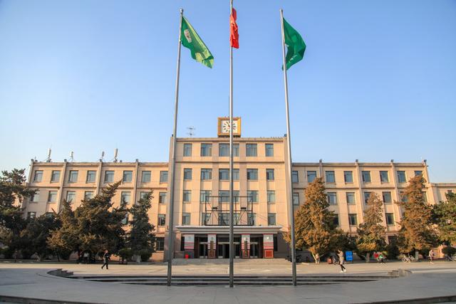 内蒙古的“土豪”大学,是一所省部共建高校,校园风景四季美如画