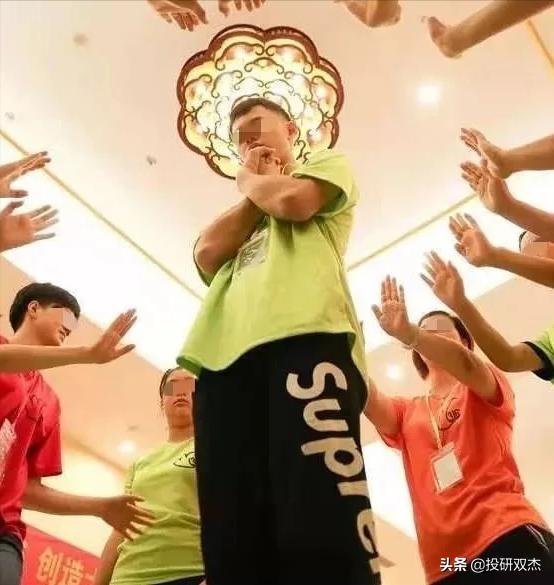 *脑洗**、发疯、猝死：恐怖“灵修课”背后的精神操纵术