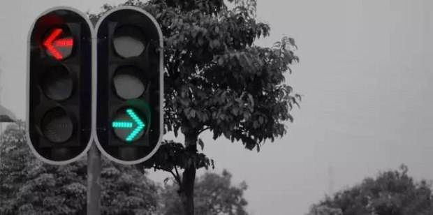 前方红灯在右转车道可以右转吗,右转车道红灯不右转违章吗