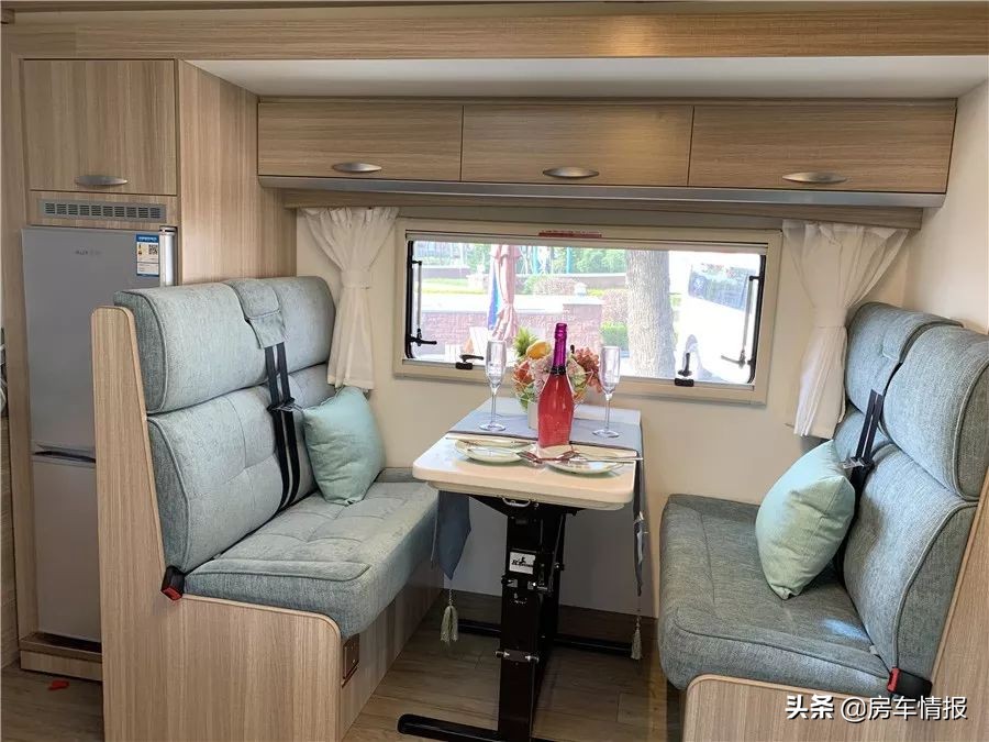 超实用超时髦的大容量房车,适合一家七口出行的四驱房车