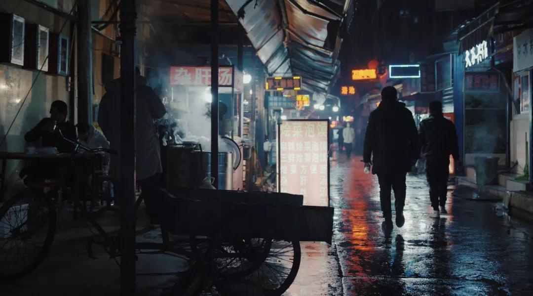 向对面出租屋射了一箭：80后妈妈王莹在城中村的实验艺术