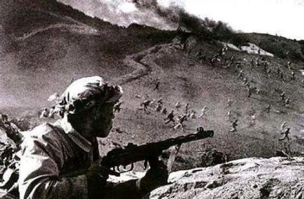 在战争危机中诞生，志愿军战士的最爱，50式和*4式5**冲锋枪