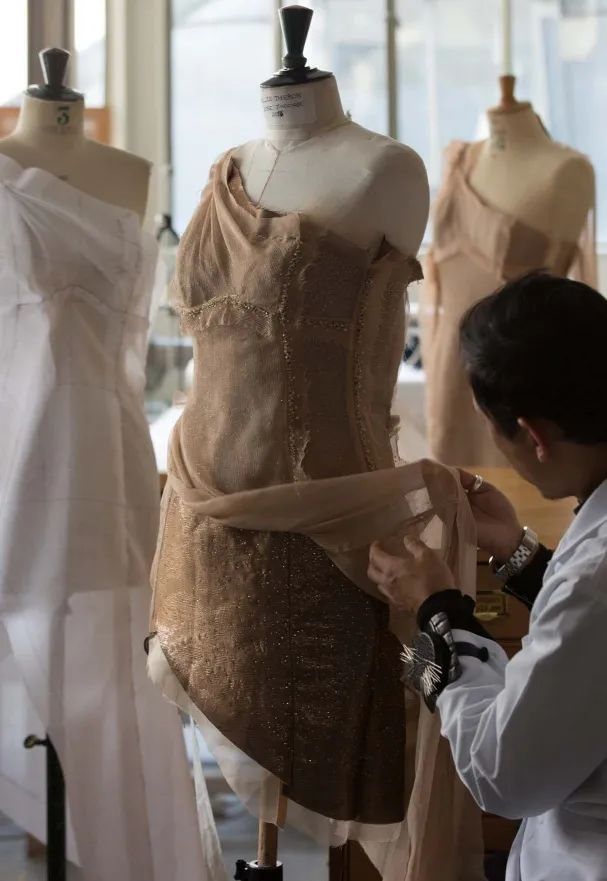 为什么穿衬衣的女人更有魅力,为啥穿裙子的女人更有吸引力