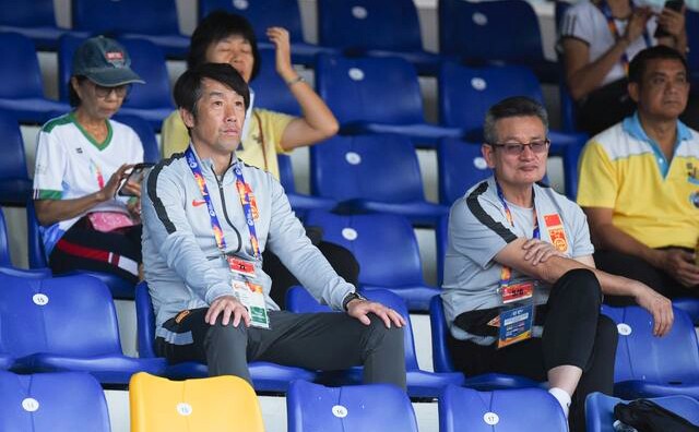 国奥0-1伊朗！陈戌源坐主席台笑的尴尬，高洪波坐看台面无表情