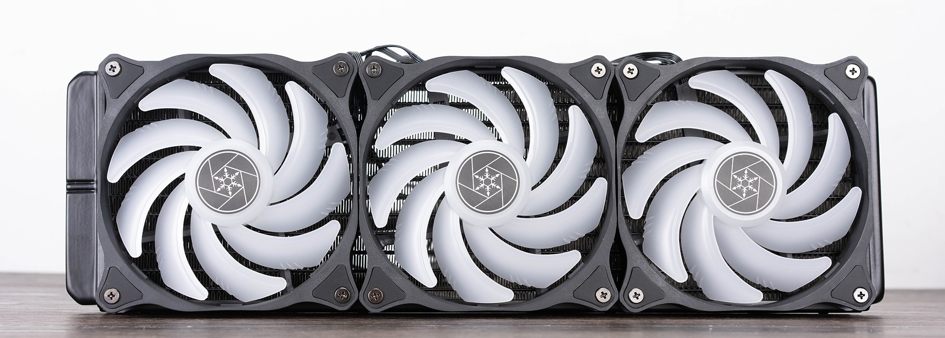 银欣360水冷散热器,压制12代处理器的水冷