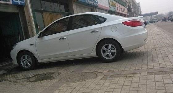 汽车玻璃贴膜出现气泡怎么办,汽车玻璃贴膜里面有气泡怎么处理