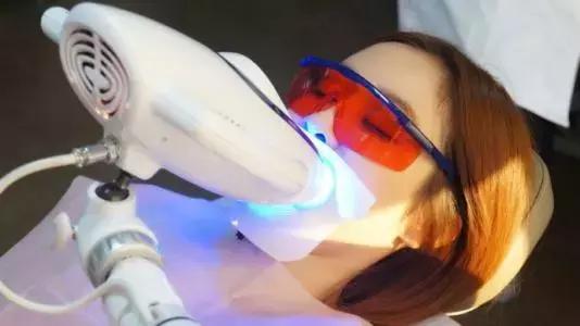 一口黄牙影响颜值,一口黄牙齿