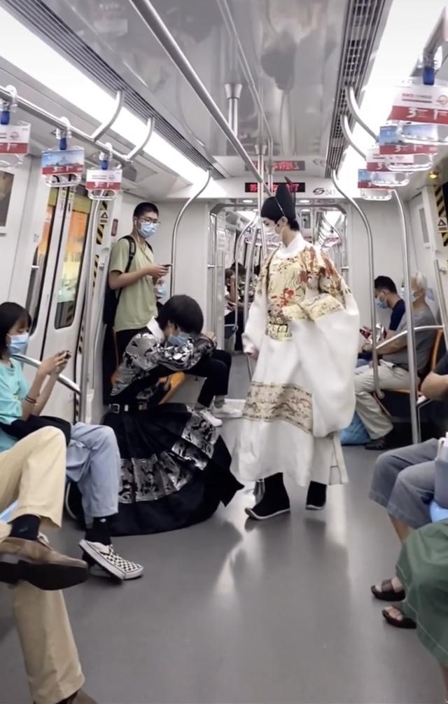 为什么汉服圈很少提汉尚华莲,汉服坑究竟坑在何处