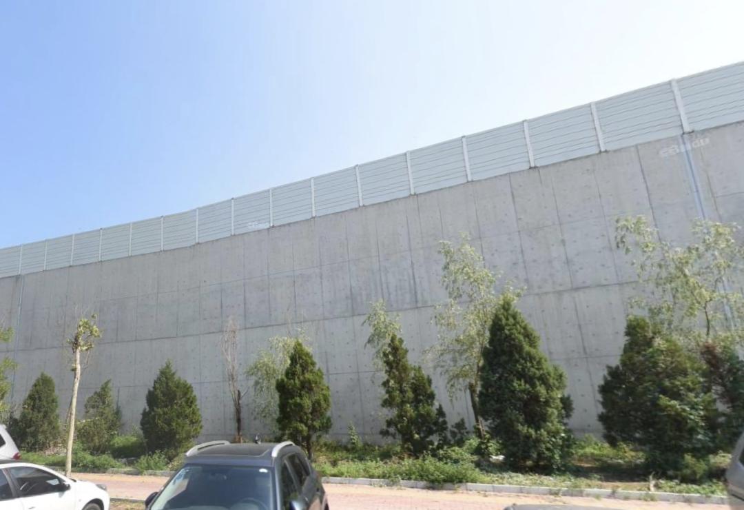 火车铁轨噪音装隔音窗,火车经过太吵隔音板真的隔音吗