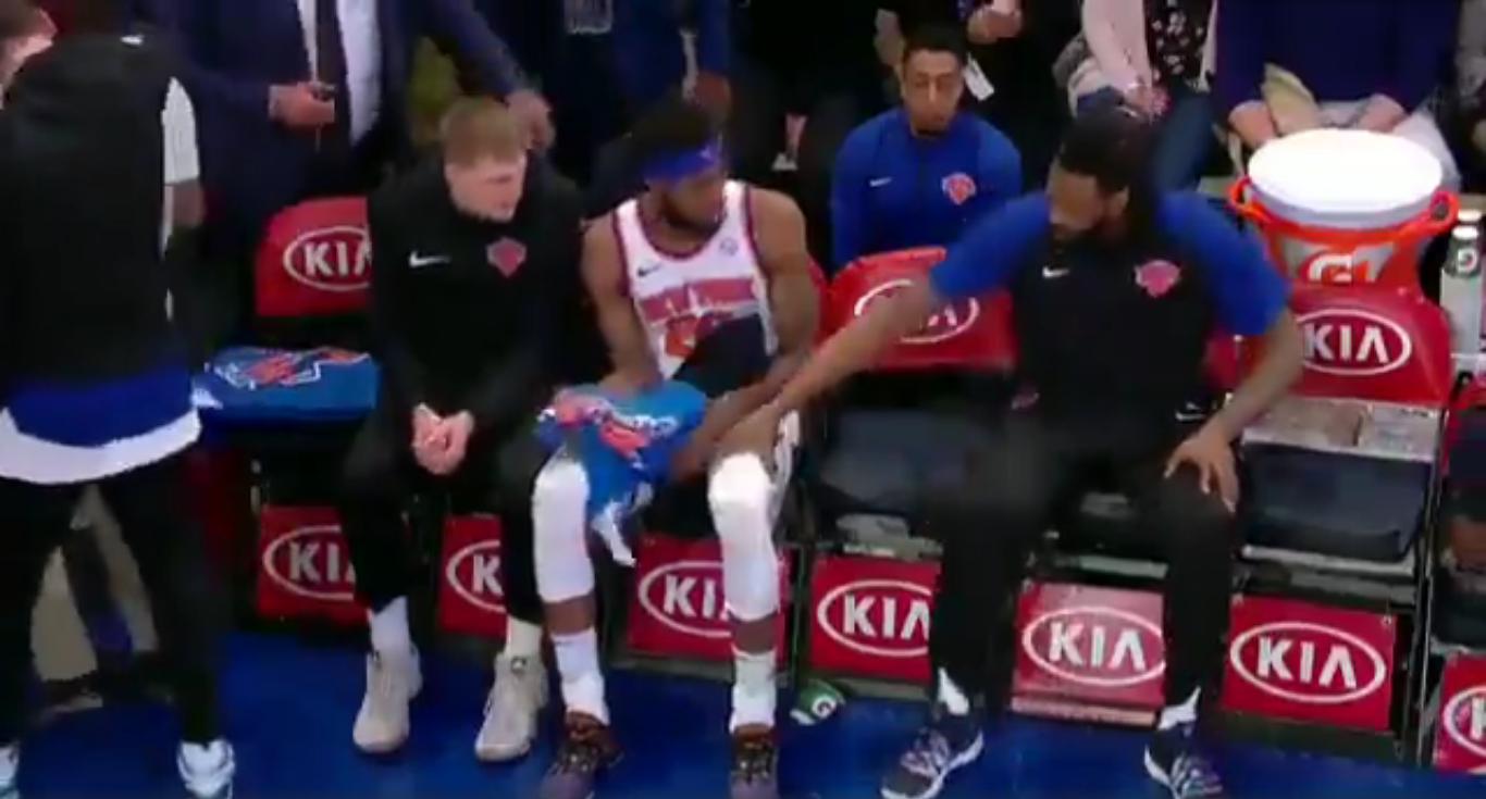 逗比!尼克斯两位2米1黑大汉替补席互掐大腿小乔丹熊二本尊无疑