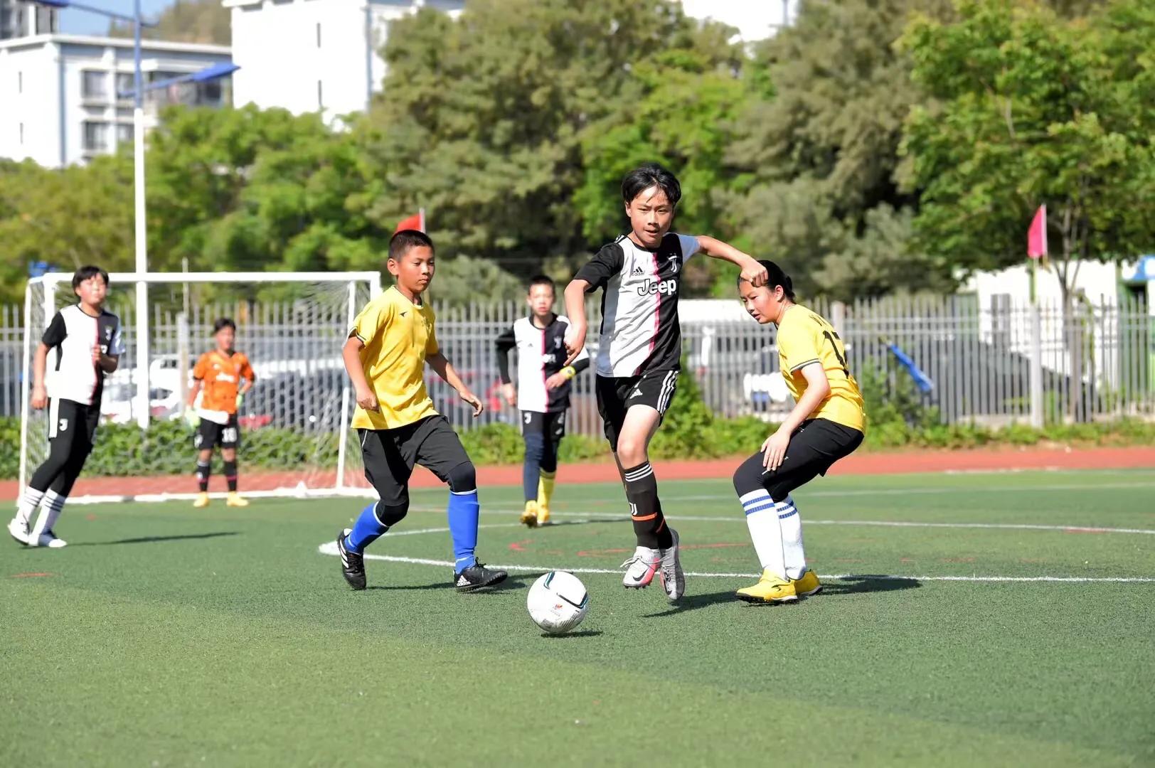 第七届“中华杯”校园足球联赛开幕足球小将绿茵展风采