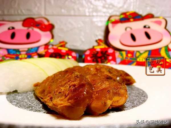 就地取材，用天然小肠灌出的香肠，再接受腊月洗礼，香辣到没朋友