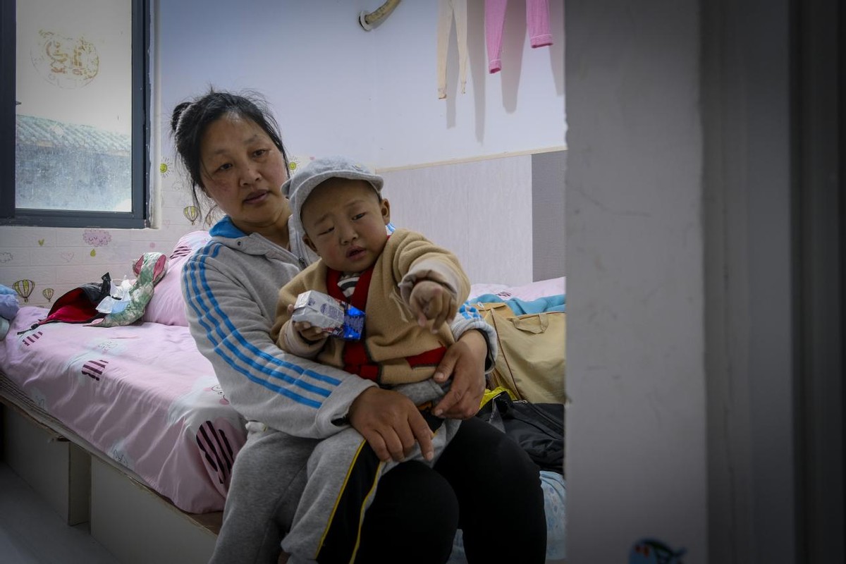 出生一周的婴儿眼睛有点黄,刚出生五天的婴儿眼睛黄