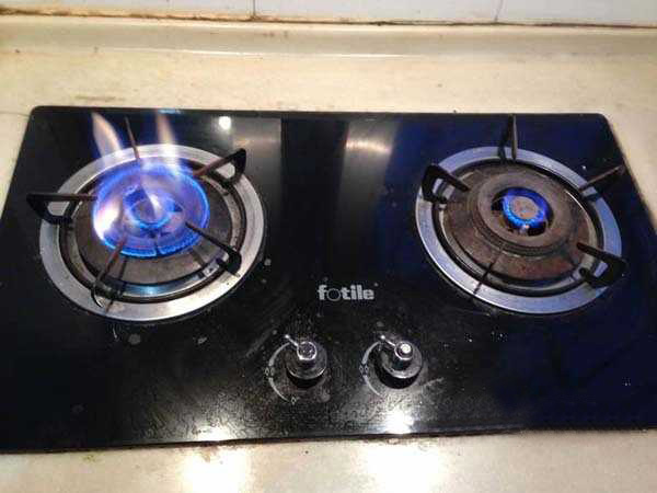 燃气灶老是噗噗的回火,燃气灶打不着火一根牙签就能解决