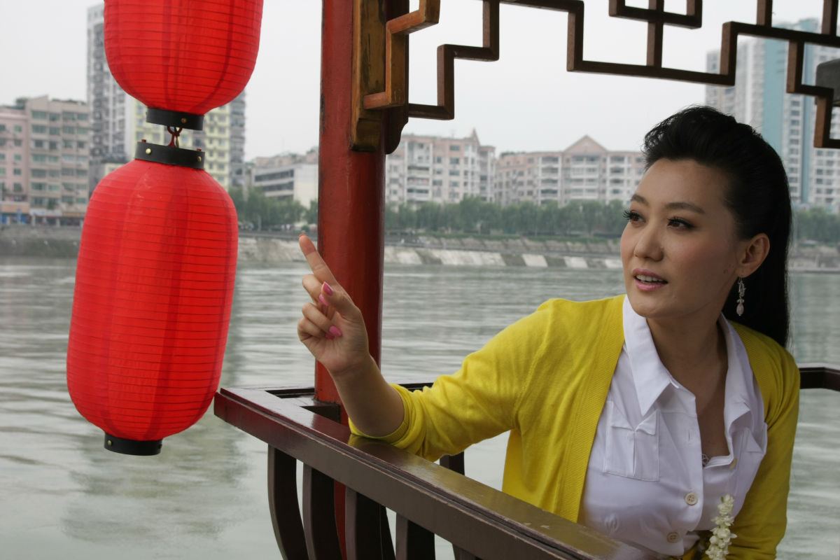 军旅歌手谭晶:32岁嫁41岁老公,37岁做妈妈,丈夫是科学家