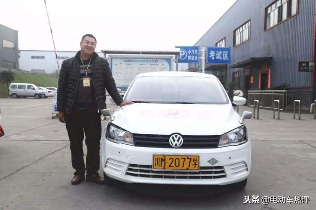 驾校教练每月的工资有多少,驾校教练一般工资是多少