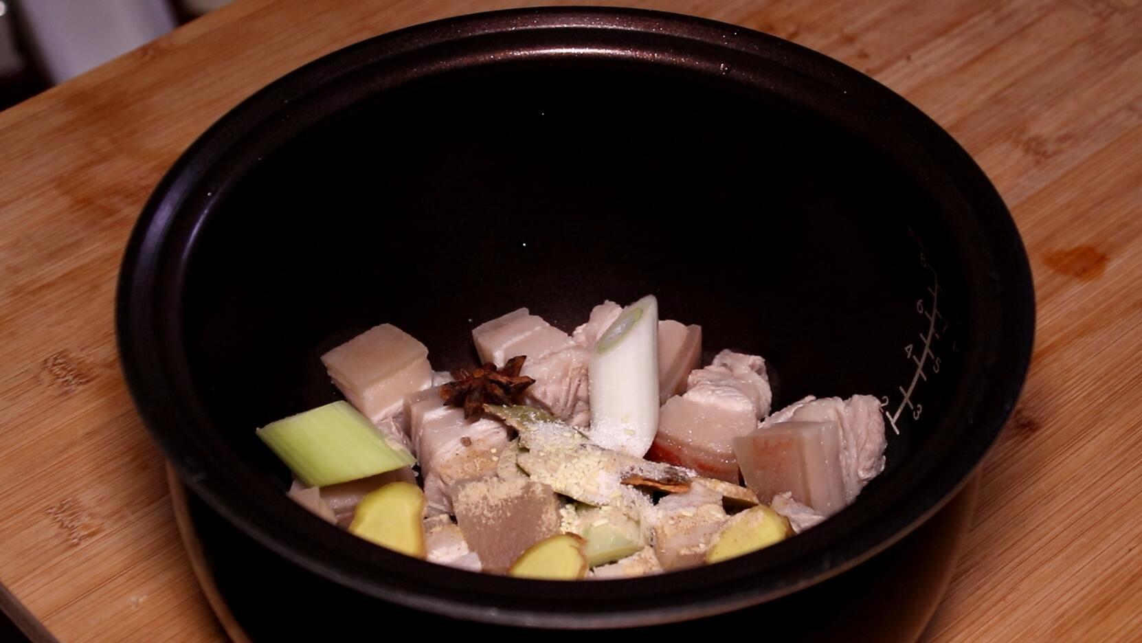 怎么用电饭煲做红烧肉好吃又不腻,3步就能搞定的电饭煲红烧肉