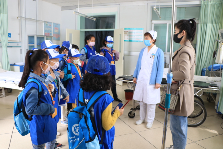 新华小记者走进包头市第四医院