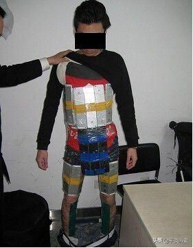 香港回归以后黑帮都销声匿迹了？转行干这了，利润比*品毒**还高