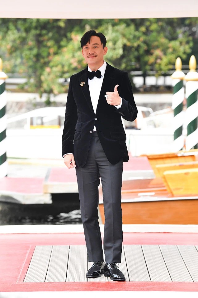 沉稳冷峻张震新写真彰显成熟魅力,张震穿西服