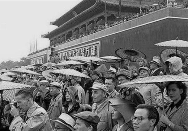 中国军人雨中阅兵完整版,中国军人阅兵震撼外国全场