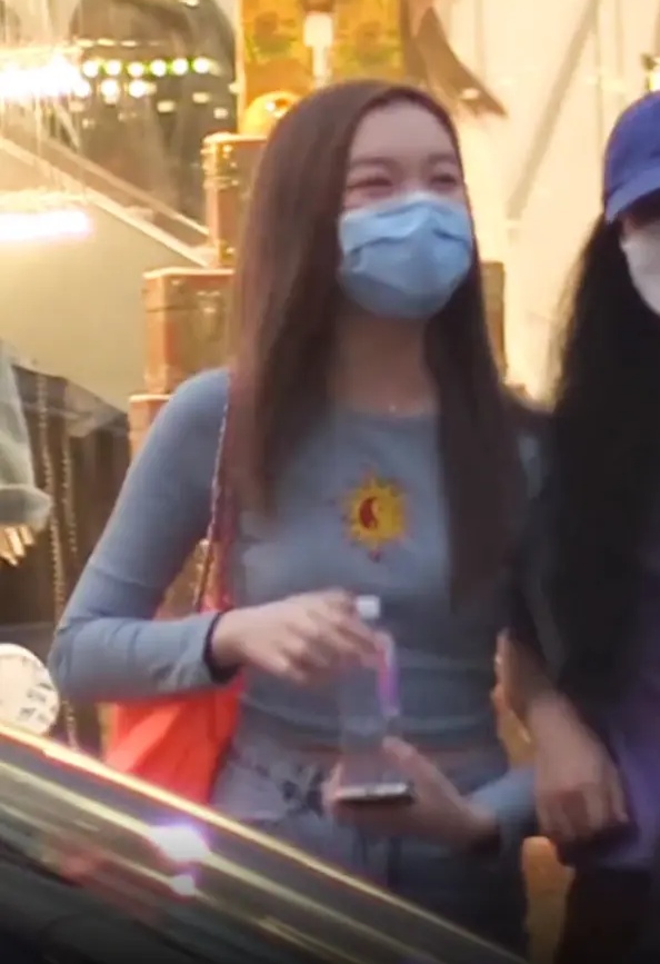 14岁李嫣太早熟，留长发穿针织衫凹紧致曲线，露白皙美腿秀妩媚