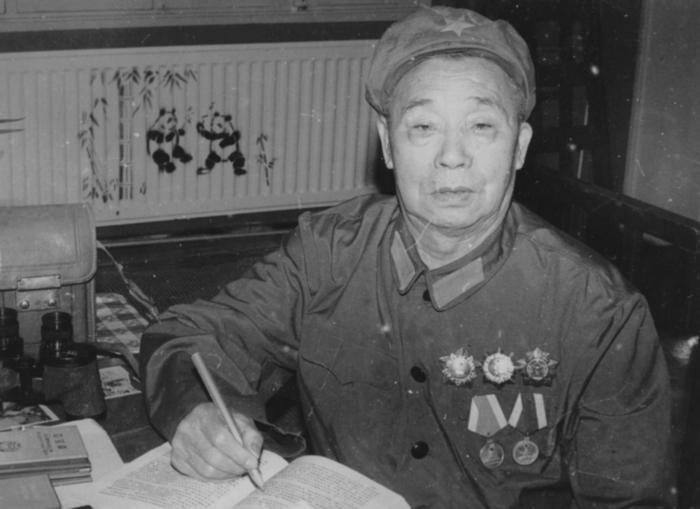 一开国将领逝世后，妻子却对两个孩子说：他不是你们的亲生父亲