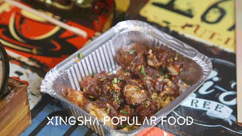 人生一串,烟火江湖!这家铁板烧烤店用串串翻起儿时回忆